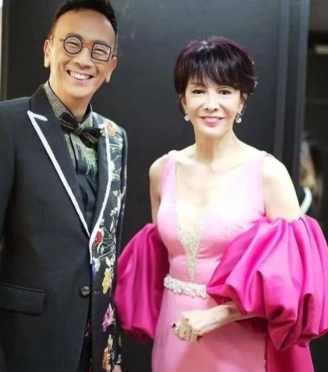 港星郑丹瑞嫁女现场:父女紧紧拥抱,泪洒当场,宠妻宠女成佳话!
