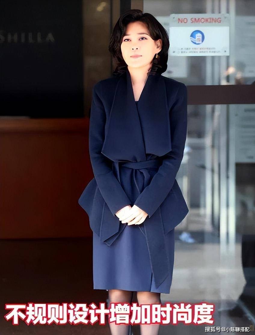 韩国"女首富"亲自示范:裙不及踝,衣收不紧,首饰戴2种更体面_李富真