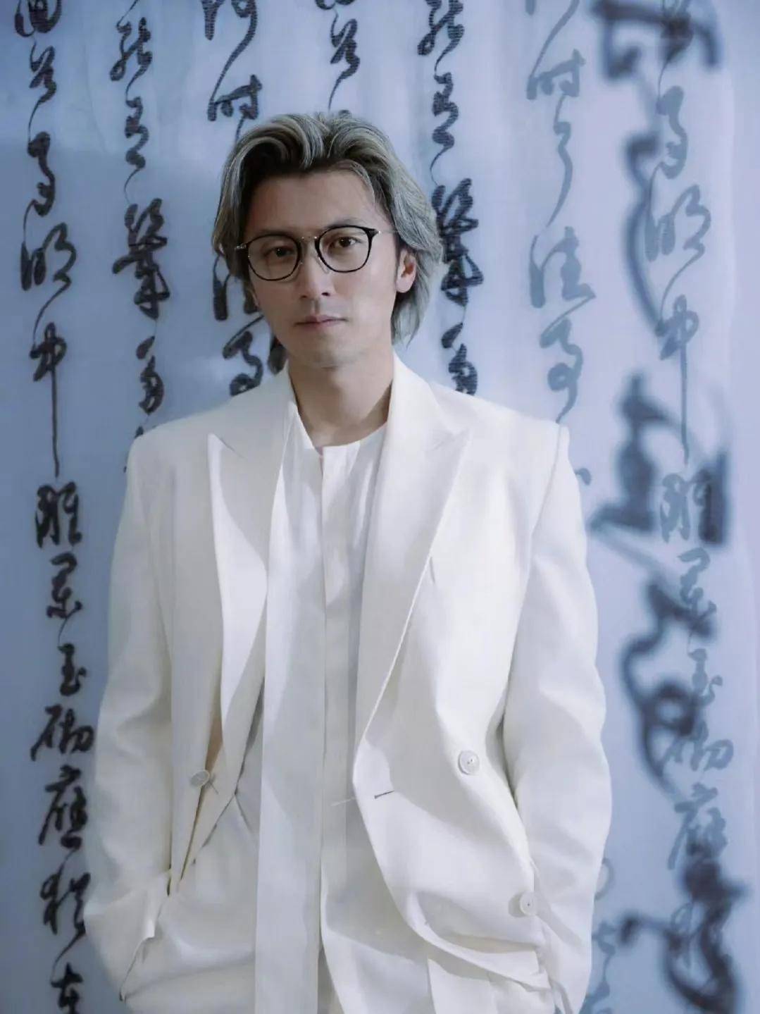 44岁谢霆锋近照满头白发!比55岁王菲更显沧桑,网友:岁月无情啊!