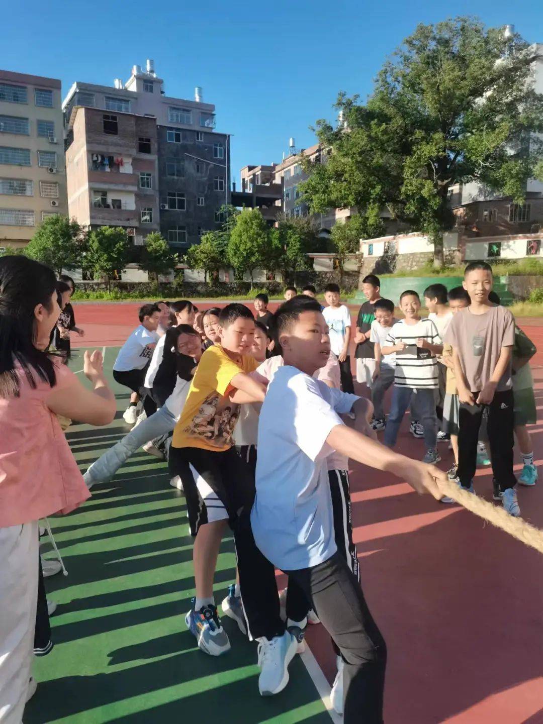 寻乌县第三中学七年级迎75周年国庆拔河比赛