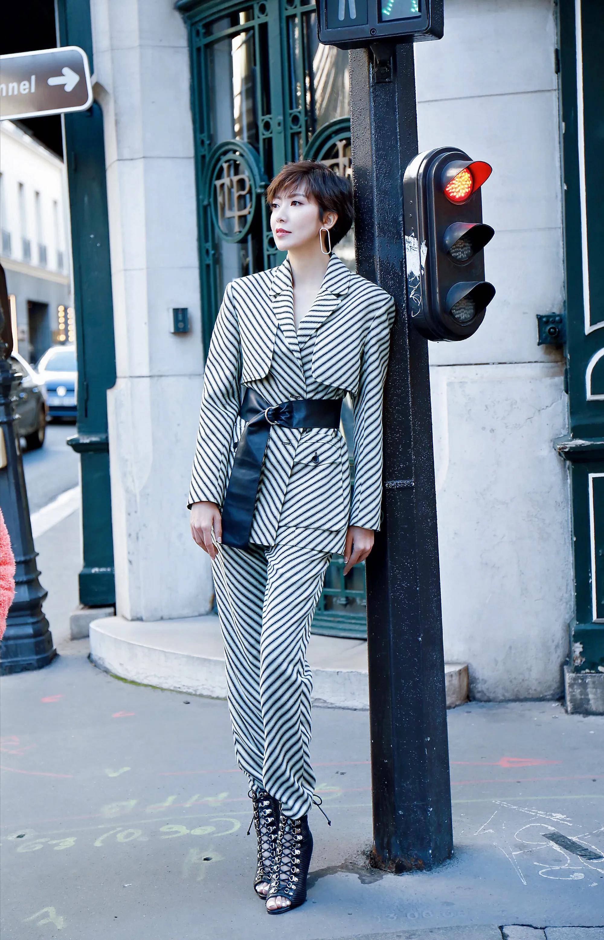 主持人紫檀中法时装周开幕式 绽放中国红独特魅力