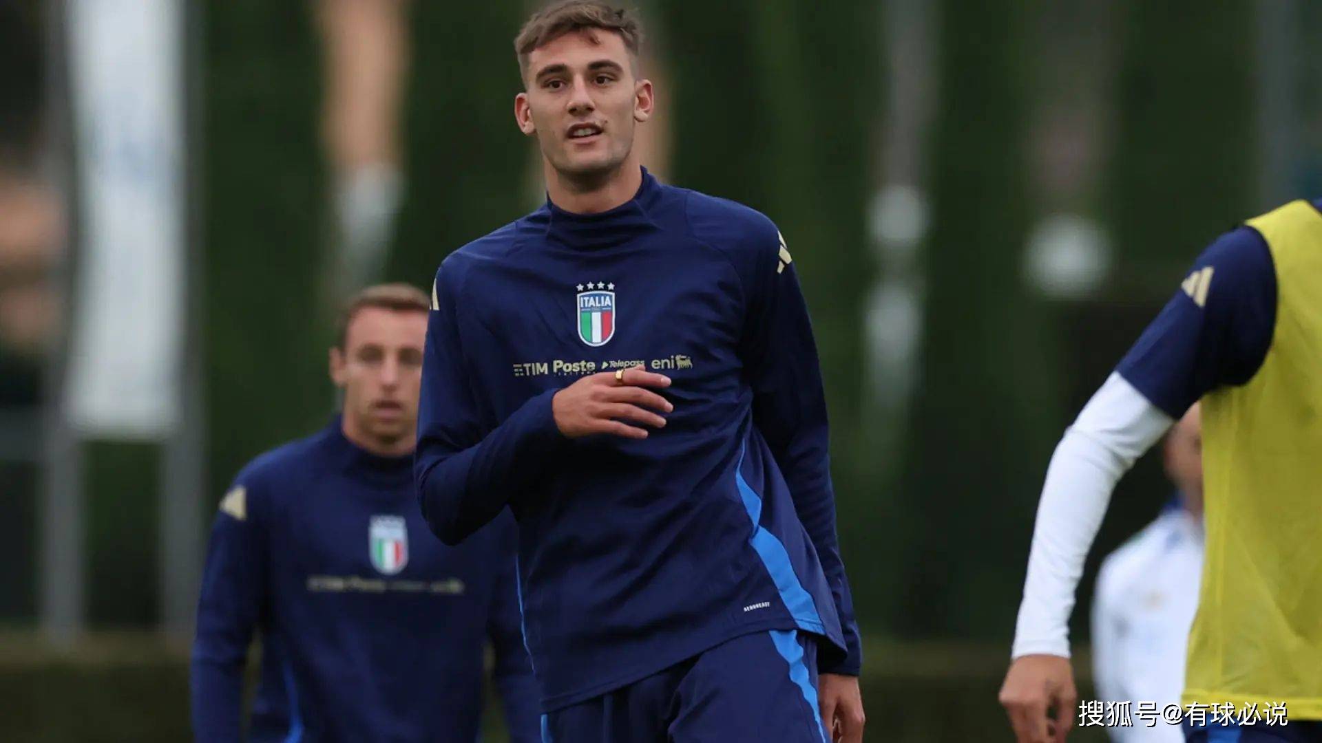 背部疼痛不得不离开训练营,球队紧急征召了乌迪内斯前锋洛伦佐·卢卡