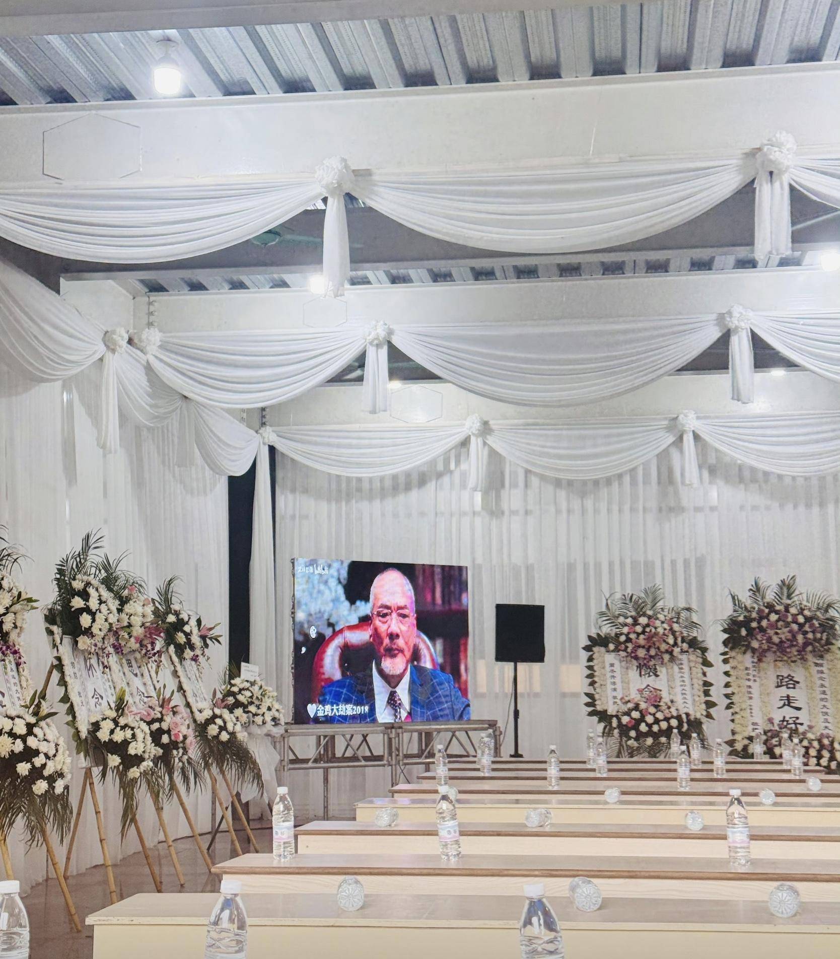 徐少强夫妇的丧礼:5名子女操办,旧爱雪梨现身悼念,成龙送花圈_遗像