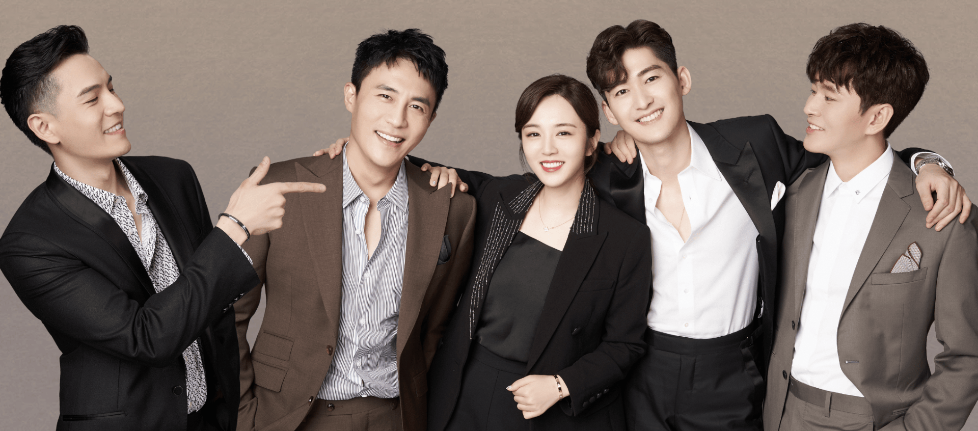 王晓晨晒99朵玫瑰花束,捧爱心蛋糕秀恩爱,疑似男友俞灏明所送