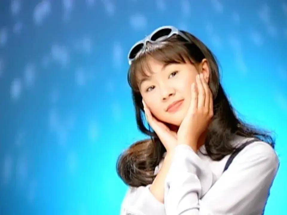 43岁卓依婷罕见公开巡演,传闻死去20年,被迫沦为过气歌星,背后竟有