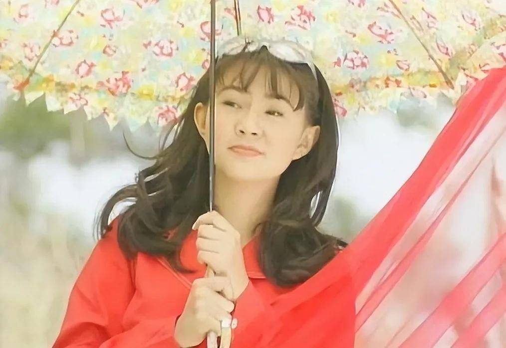 43岁卓依婷罕见公开巡演,传闻死去20年,被迫沦为过气歌星,背后竟有