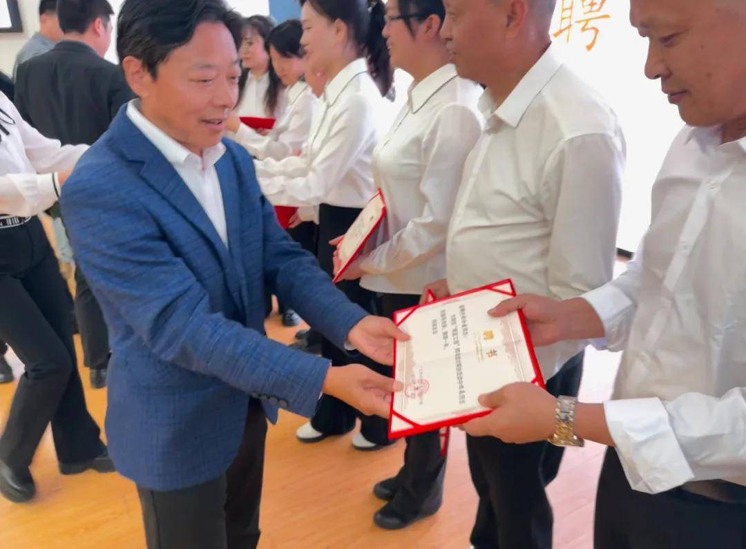 德育处主任陈大昌宣读了业务班主任的师徒结对名单.