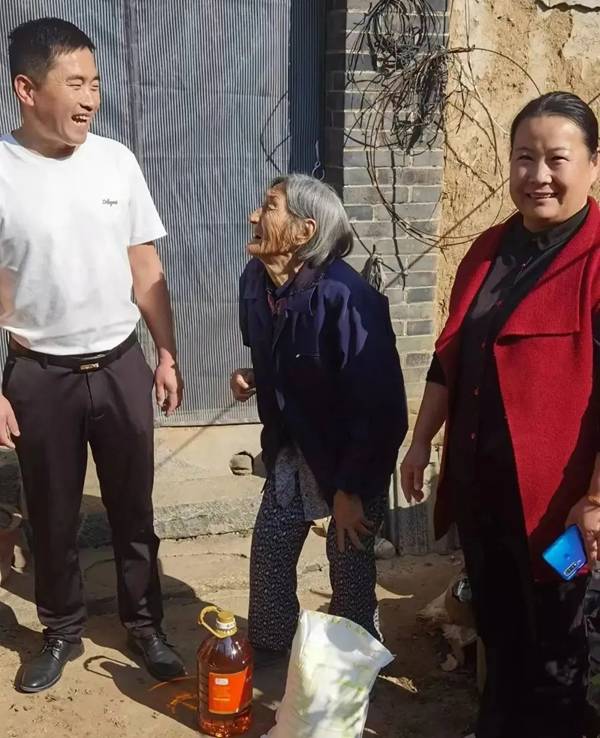 山口镇:一抹重阳节里的"志愿红"