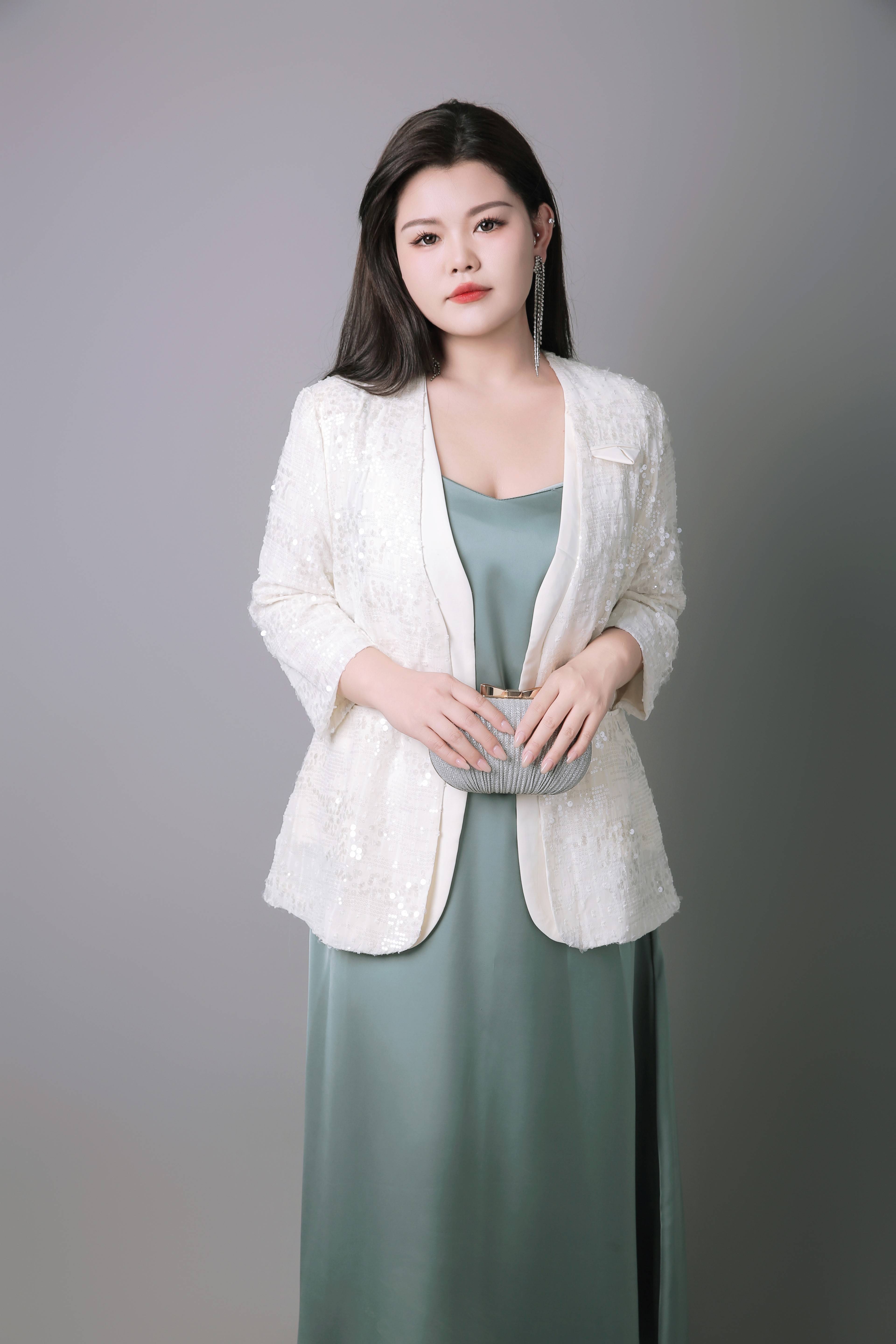 美丽绽放:女模特鑫鑫的时尚蜕变之旅