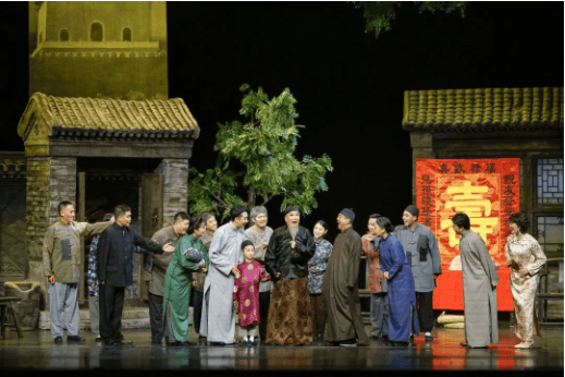 戏院被炸,大赤包被捕入狱,控诉她的状子像雪片般飞来,受过她刁难的