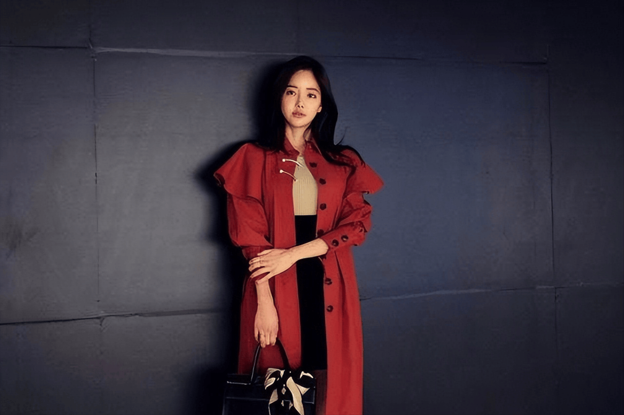 《脸赞时代》,凭借甜美的外表和与男嘉宾金民俊的"情侣"互动,迅速走红