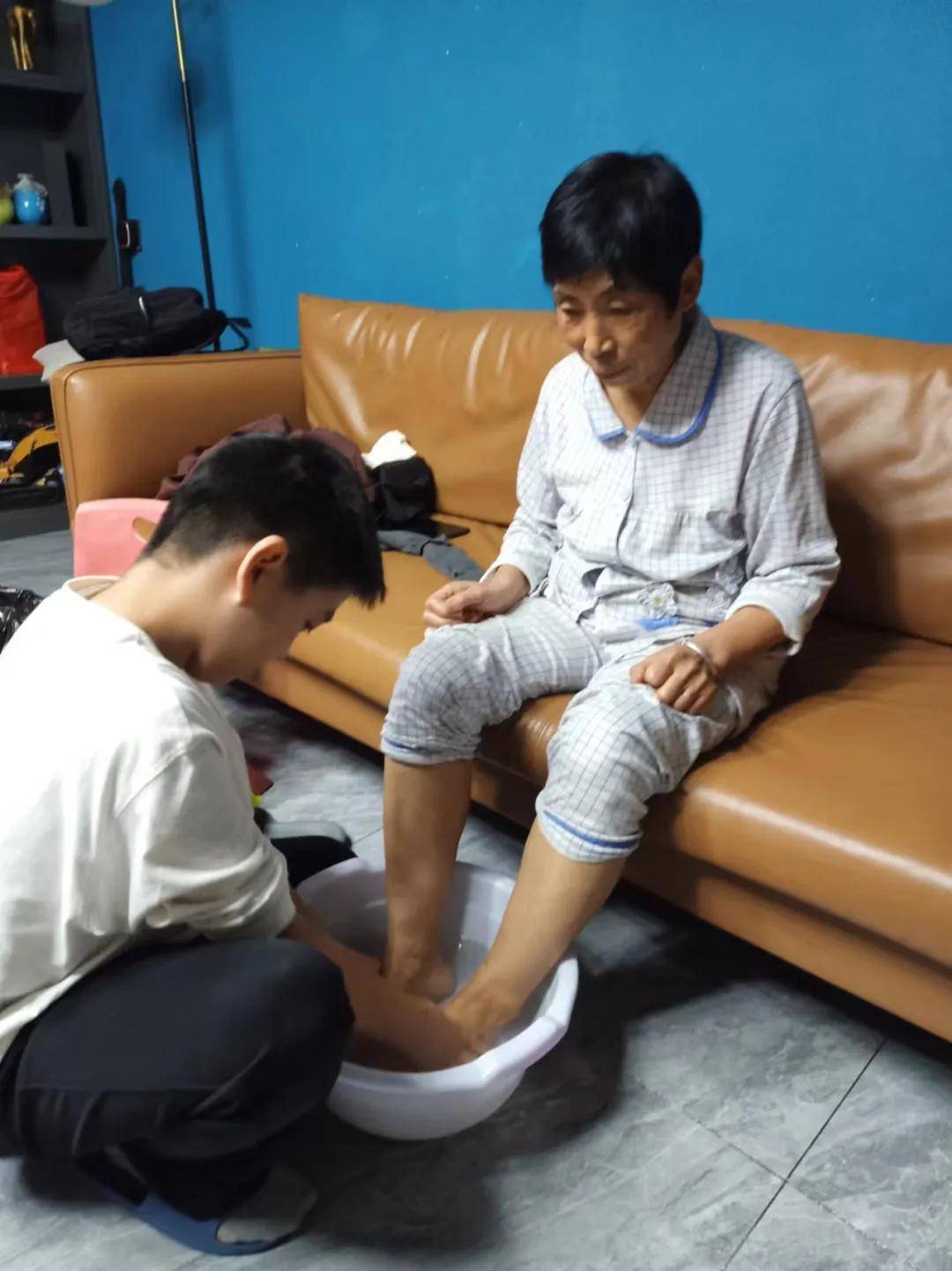 中学生孝敬父母的表现