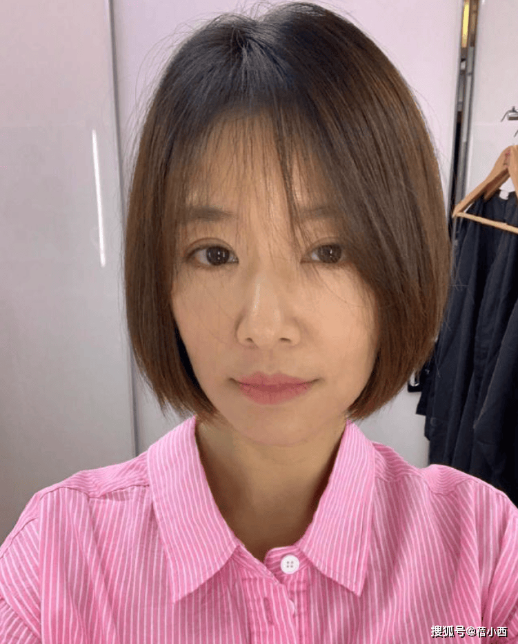 林心如新剪了妹妹头短发年轻20岁,素颜穿衬衫,美得像换了个人