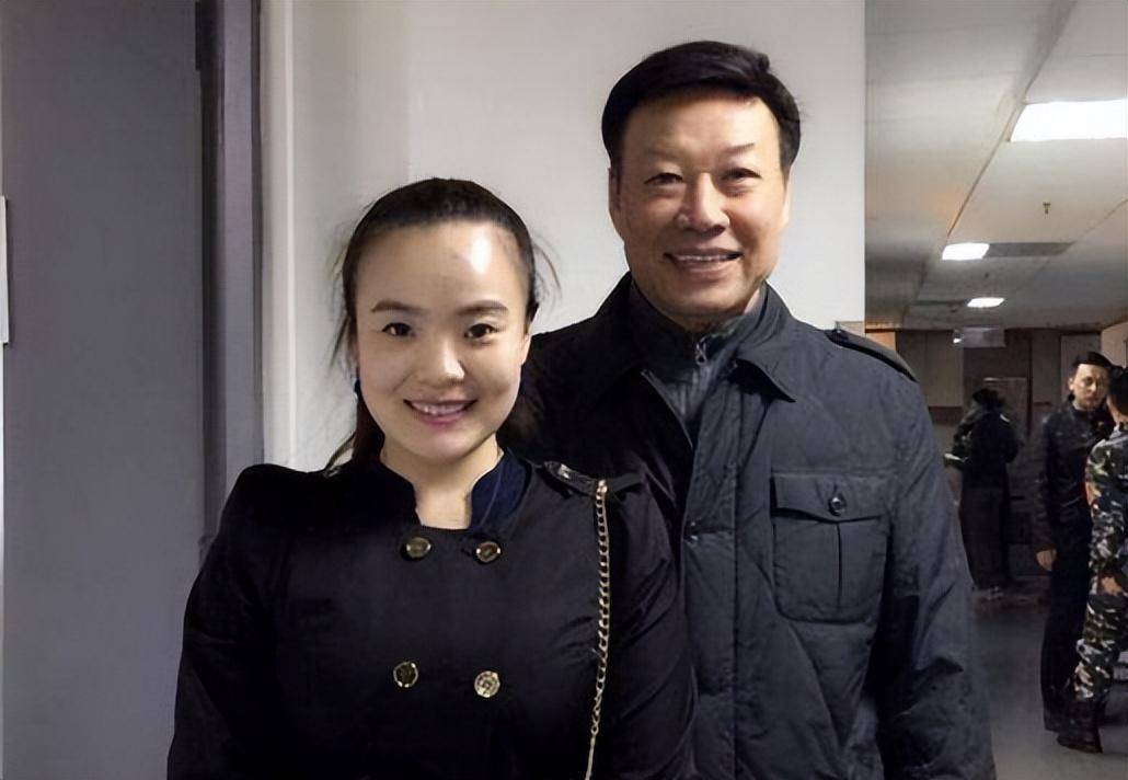 他是"春晚笑星"魏积安,出道46年为何0绯闻?大家看看他老婆是谁秒懂!