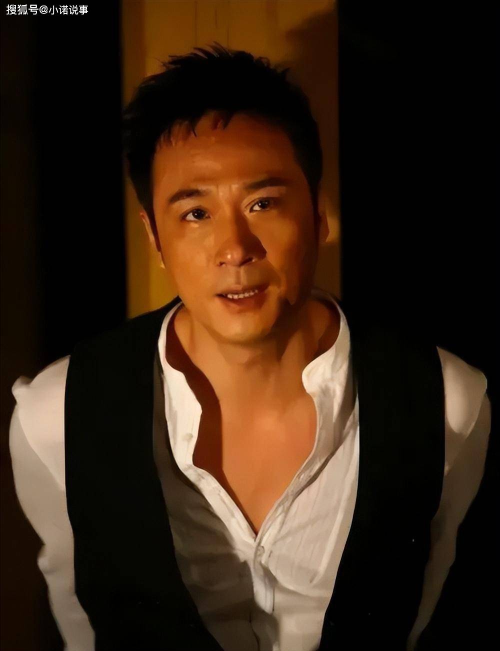 确实靓坤这个角色可以说是奠定了吴镇宇在影坛的地位.为啥呢?