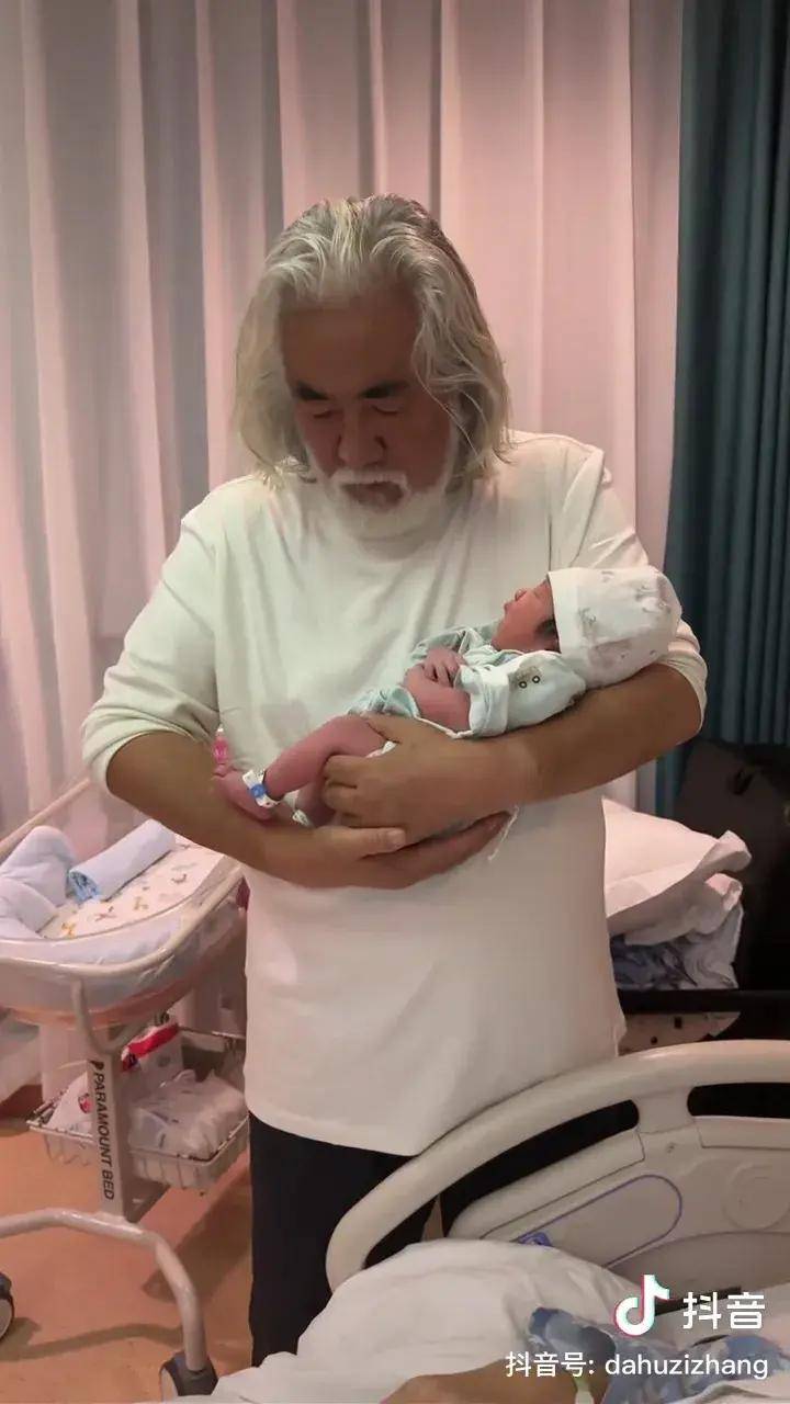 张纪中晒全家福,喜迎6.96斤的女儿龙珠,一家六口同框幸福又温馨