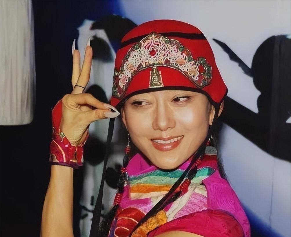 杨丽萍仙气全无,指甲也剪了,常年吃花瓣水,如今65岁拄拐杖出行