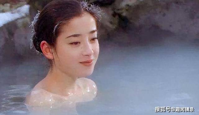 宫泽理惠:14岁被送上导演的床,17岁拍全裸写真,被操控半生,如今怎样了