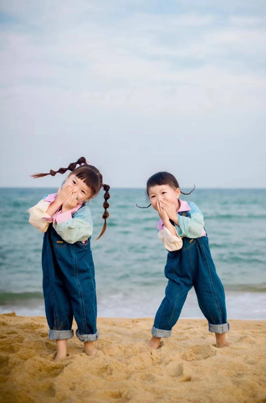 9个海边带娃拍照姿势,轻松捕捉孩子们的童真与快乐!