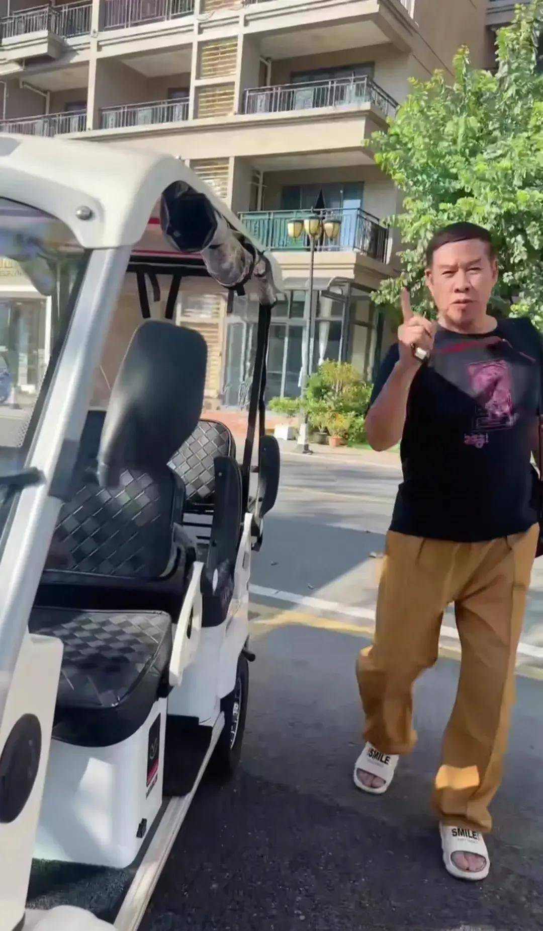 78岁老戏骨白彪 穿拖鞋 罕见现身江门,家中花房 宽敞豪华,酷爱游泳