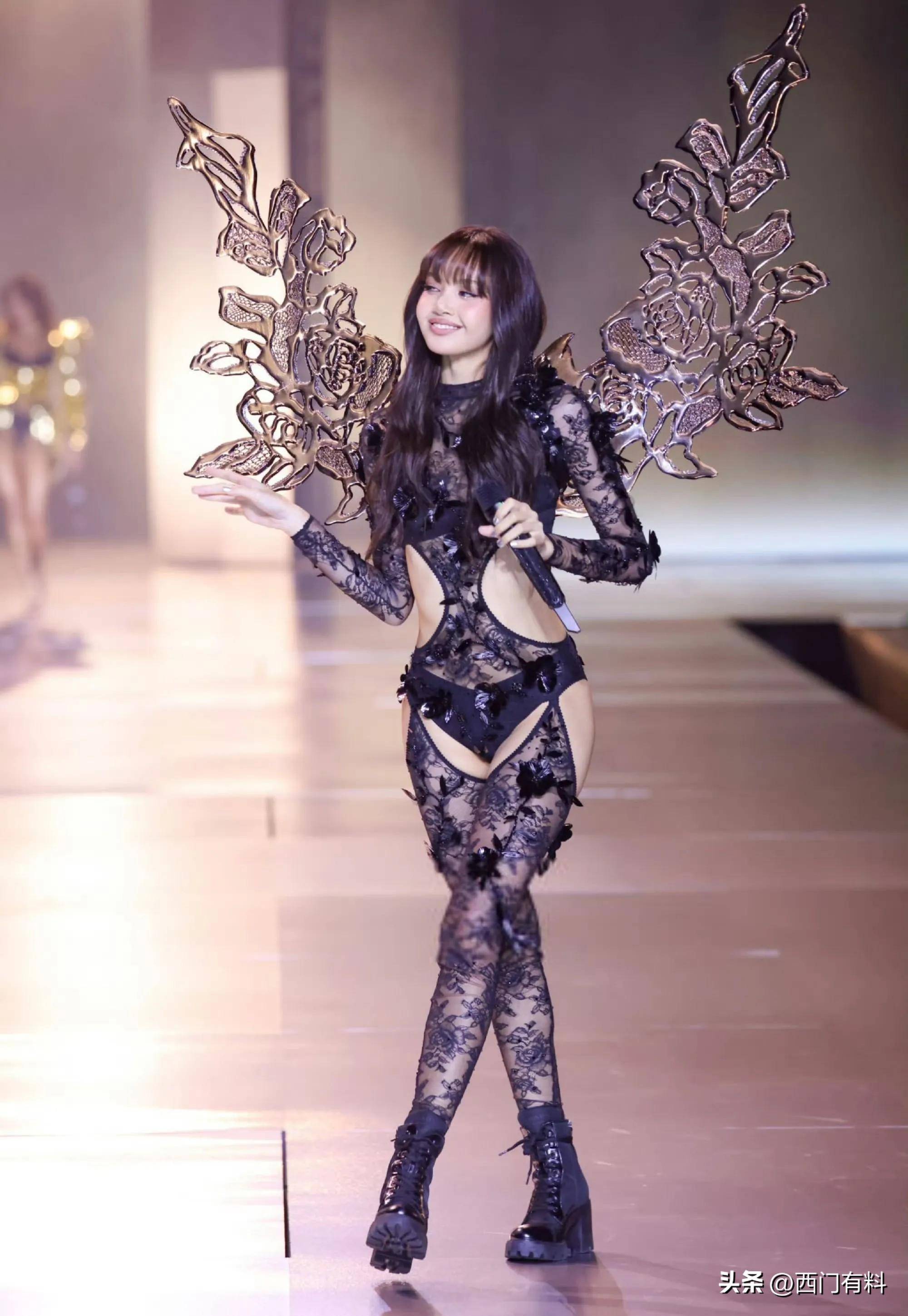 Lisa维密秀惊艳亮相 歌忽略人美就对了 轻松拿捏欧美风_舞台_表演_新歌