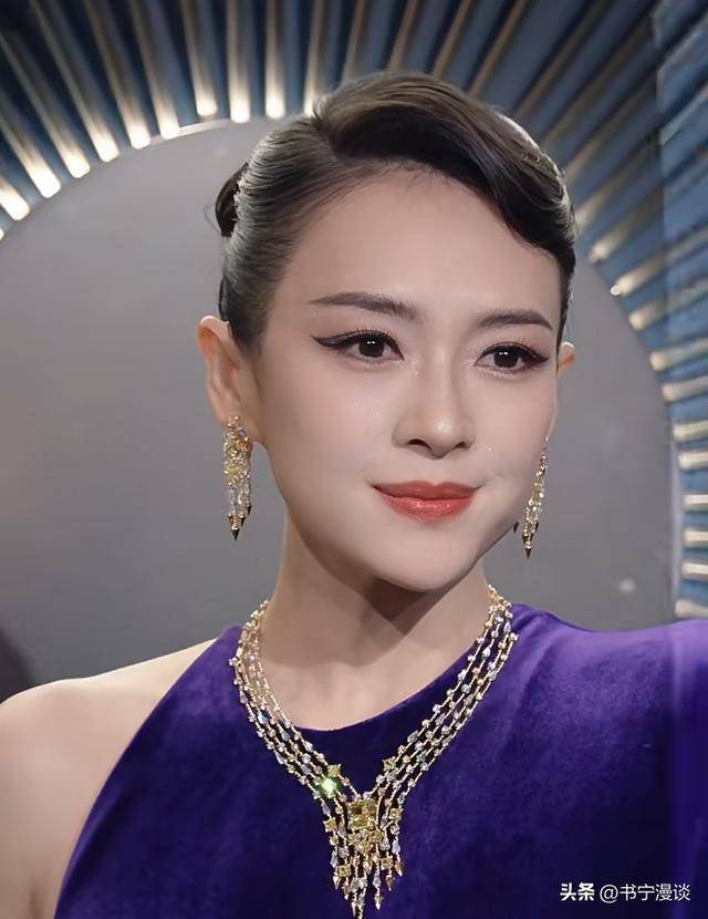 章子怡出席tiffany晚宴,46岁美貌回春肩臀比绝佳,但人却卑微了