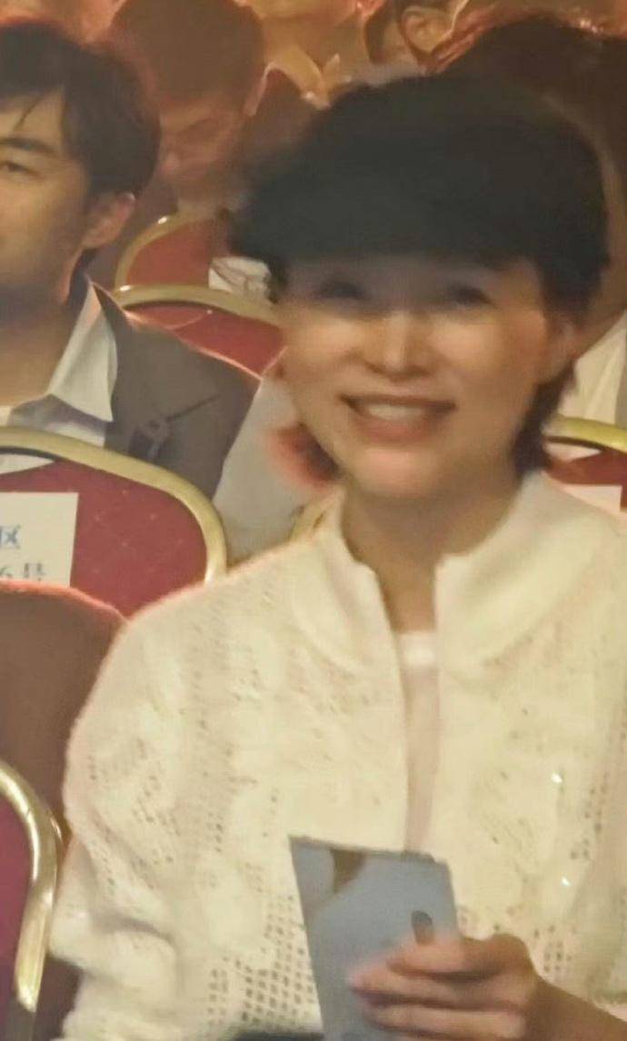 刘谦董卿时隔八年再同框，两人合影梦回春晚，董卿笑容优雅迷人-董卿和刘谦合作魔术是哪年春晚