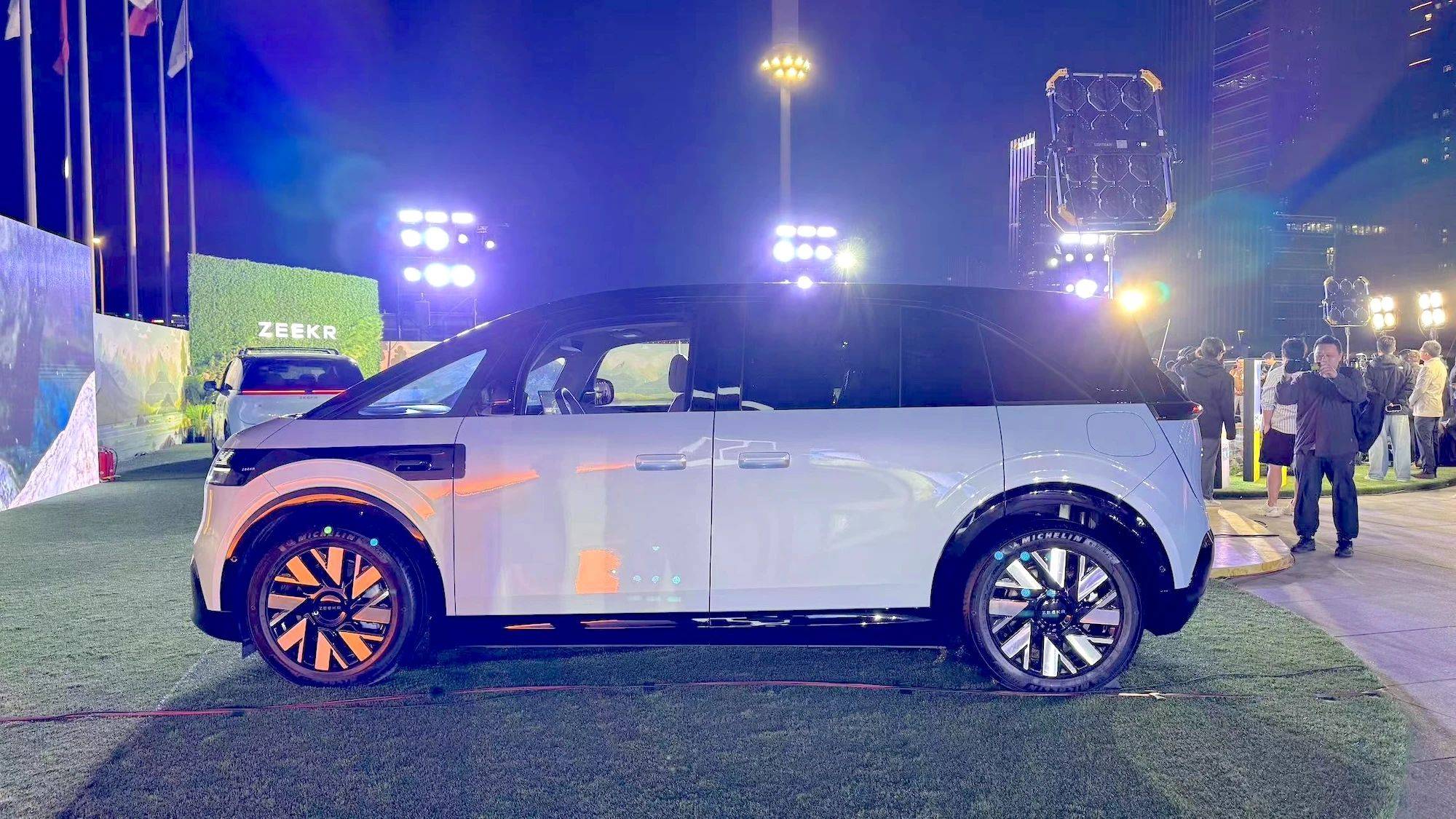 27.99万元起售,诸多创新设计,极氪MIX正式上市_搜狐汽车_搜狐网