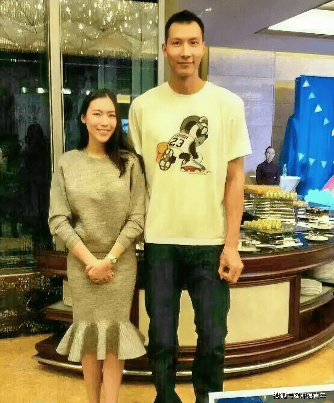 易建联老婆荆灵照片曝光,身材很好还是模特,曾当选巴西足球宝贝