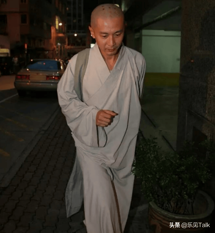 有人说,他是因为看破红尘,厌倦了名利场的虚伪和喧嚣.