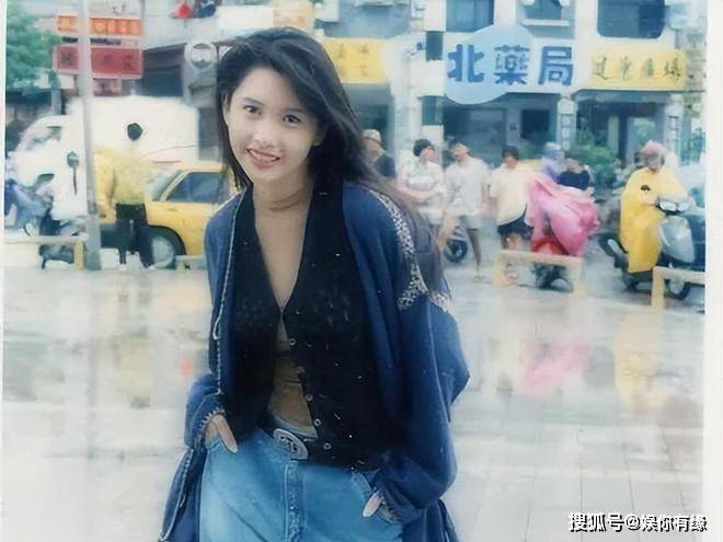 纯欲女神邱淑贞:16岁出道,靠"三级片"走红,今退圈做贤妻良母