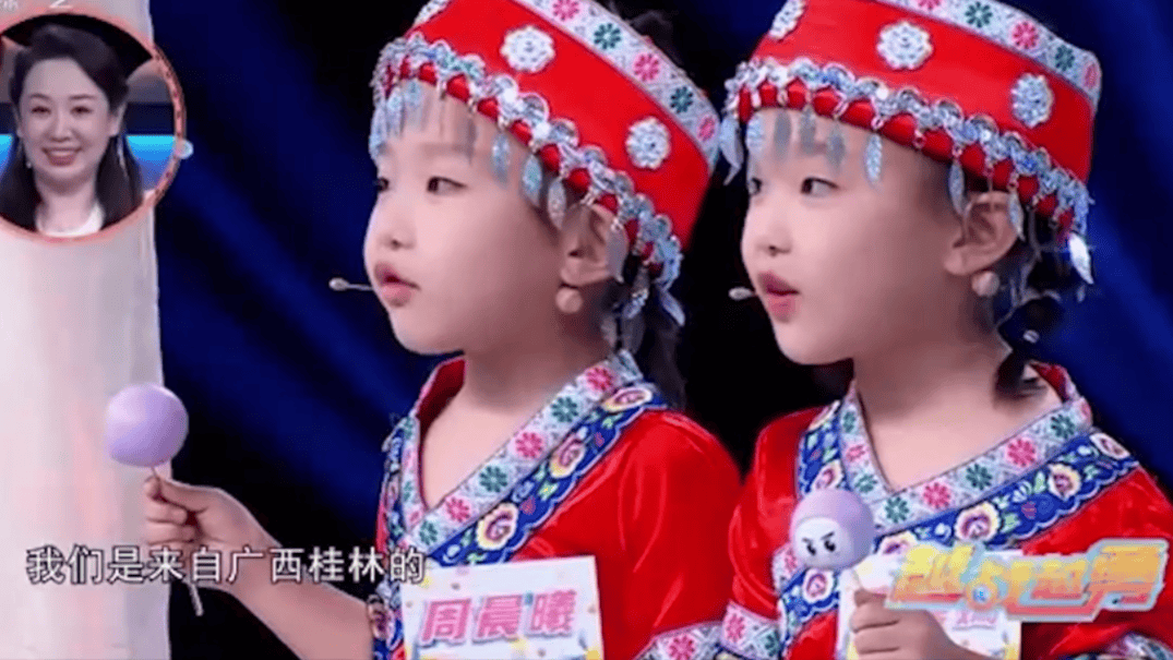 桂林双胞胎两姐妹上台自我介绍,俩人开口尽显默契,萌翻全场观众