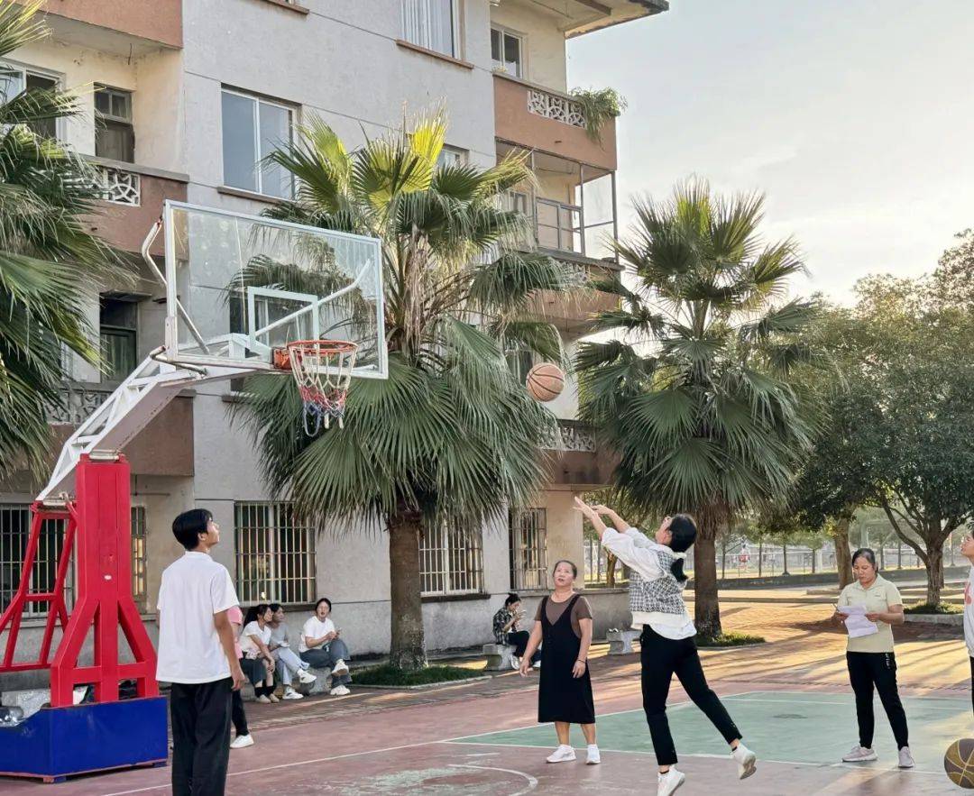 荔浦市第三中学八十华诞:教职工篮球投球,气排球活动顺利举行!
