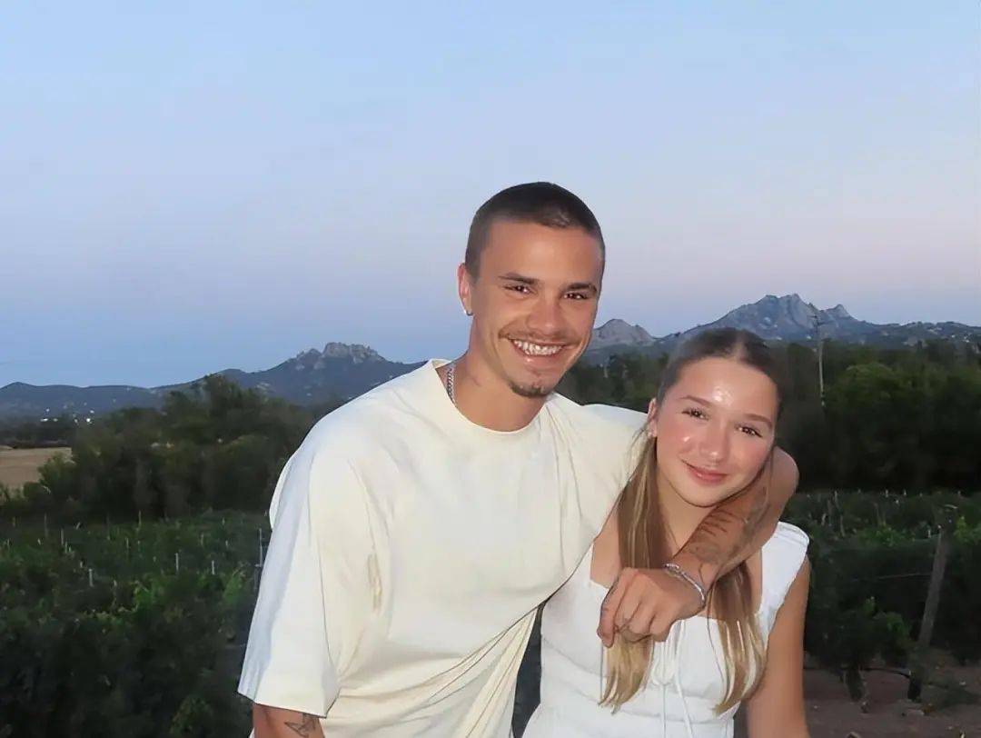 贝嫂和女儿合影如姐妹,13岁小七穿超短裙,甜美又性感_度假_小贝_造型