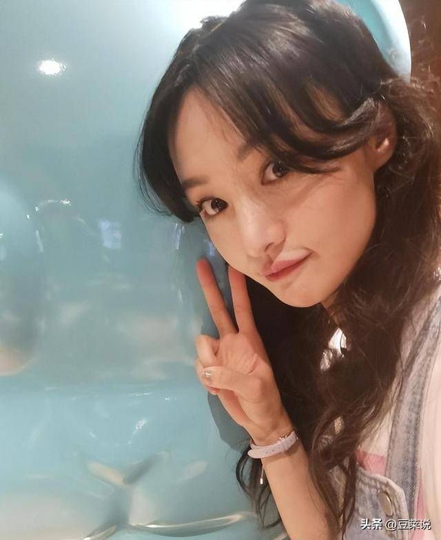 郑爽小号彻底曝光,晒近照假鼻子抢镜,开车出行笑容满面