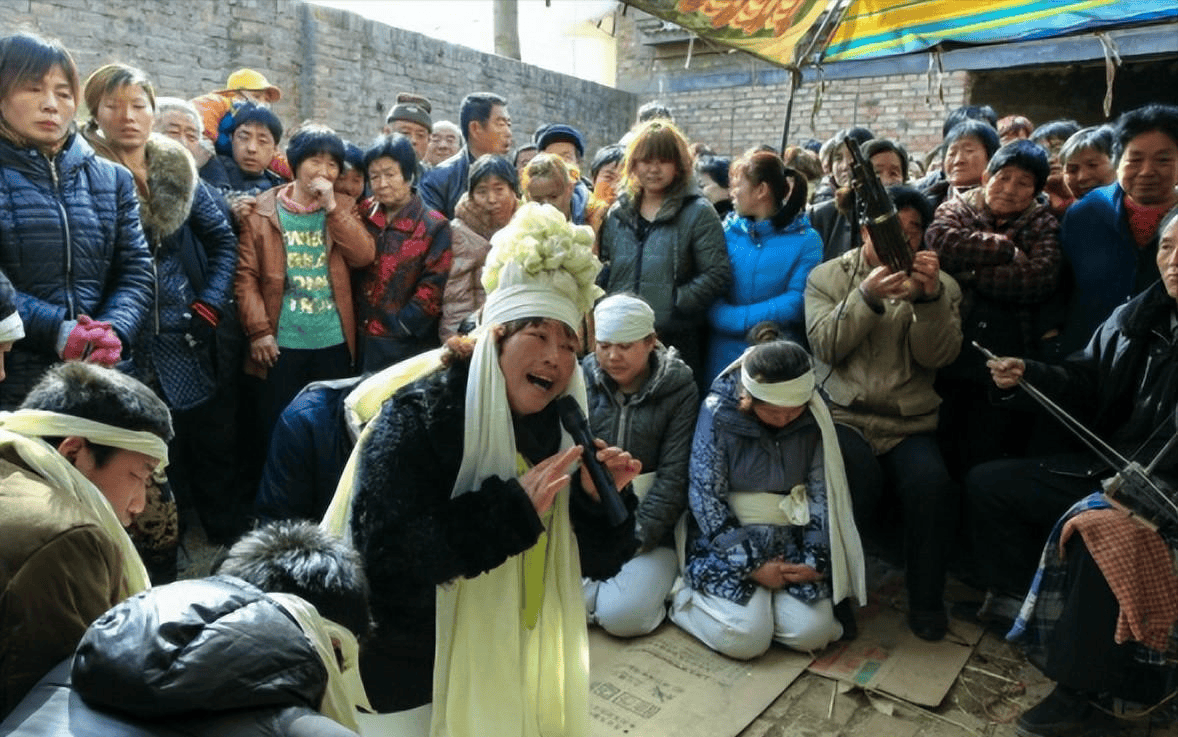 "哭灵女"武会霞:一年哭丧百场磕头万次,两小时赚700买车买房