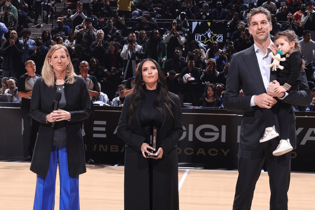 值得一提的是,与瓦妮莎一同出席婚礼的娜塔莉亚虽然也穿着印度特色