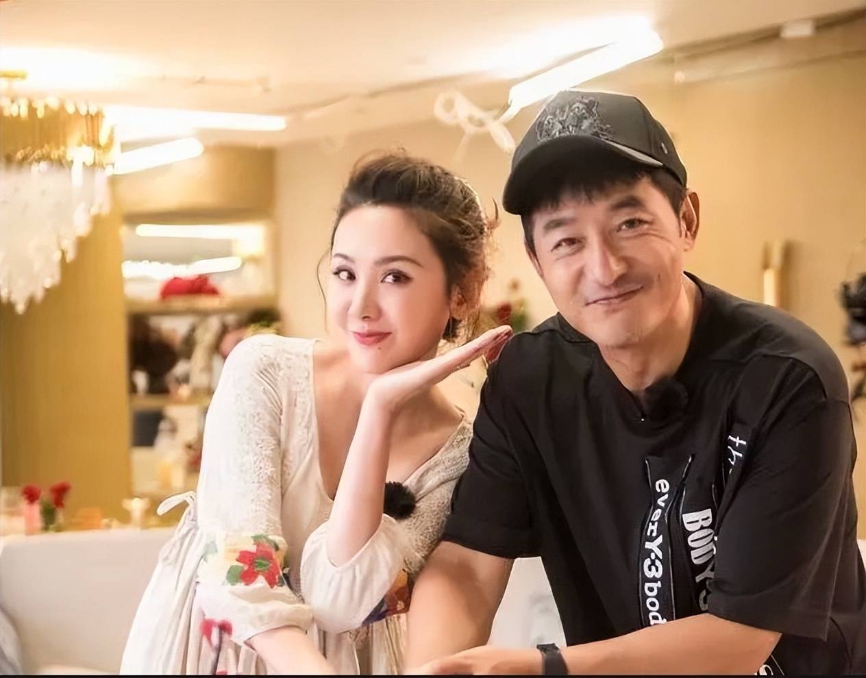 程莉莎:在湖北娘家探亲间隙,追剧老公郭晓东主演的《小巷人家》