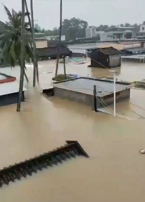 琼海两个水库开闸泄洪,万泉河告急,直升机紧急转移