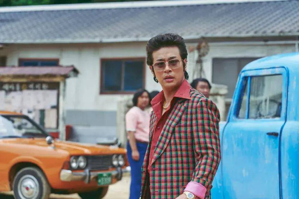 艺考失败高考退学,"丑"演员逆袭成忠武路天王,拿遍奖项