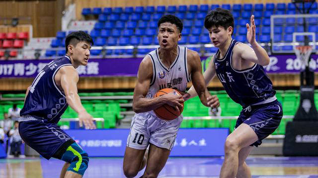 山东男篮新秀彭泓森崭露头角,未来或成球队杀手锏