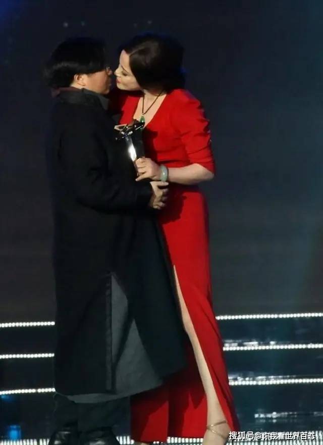 刘晓庆上台发表获奖感言后亲吻导演田沁鑫网友也因此说刘晓庆的魅力是