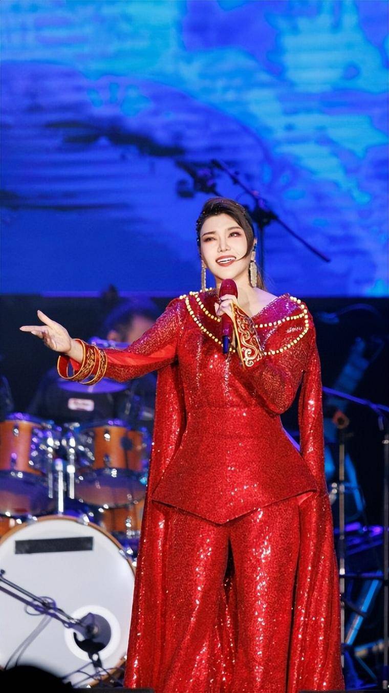 "出道走红,成为央视宠儿,被揭穿真面目后现状惊人_乌兰图雅_托娅_草原