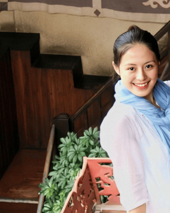 这部电影中,她虽然不是专业的电影演员,但表现却可圈可点.