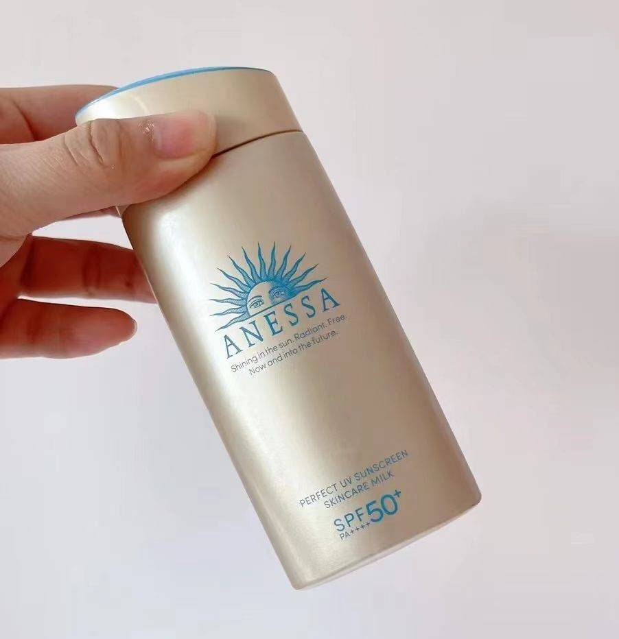 五,薇诺娜防晒霜这款相对来说比较温和一些,成分也都很安心,多重的
