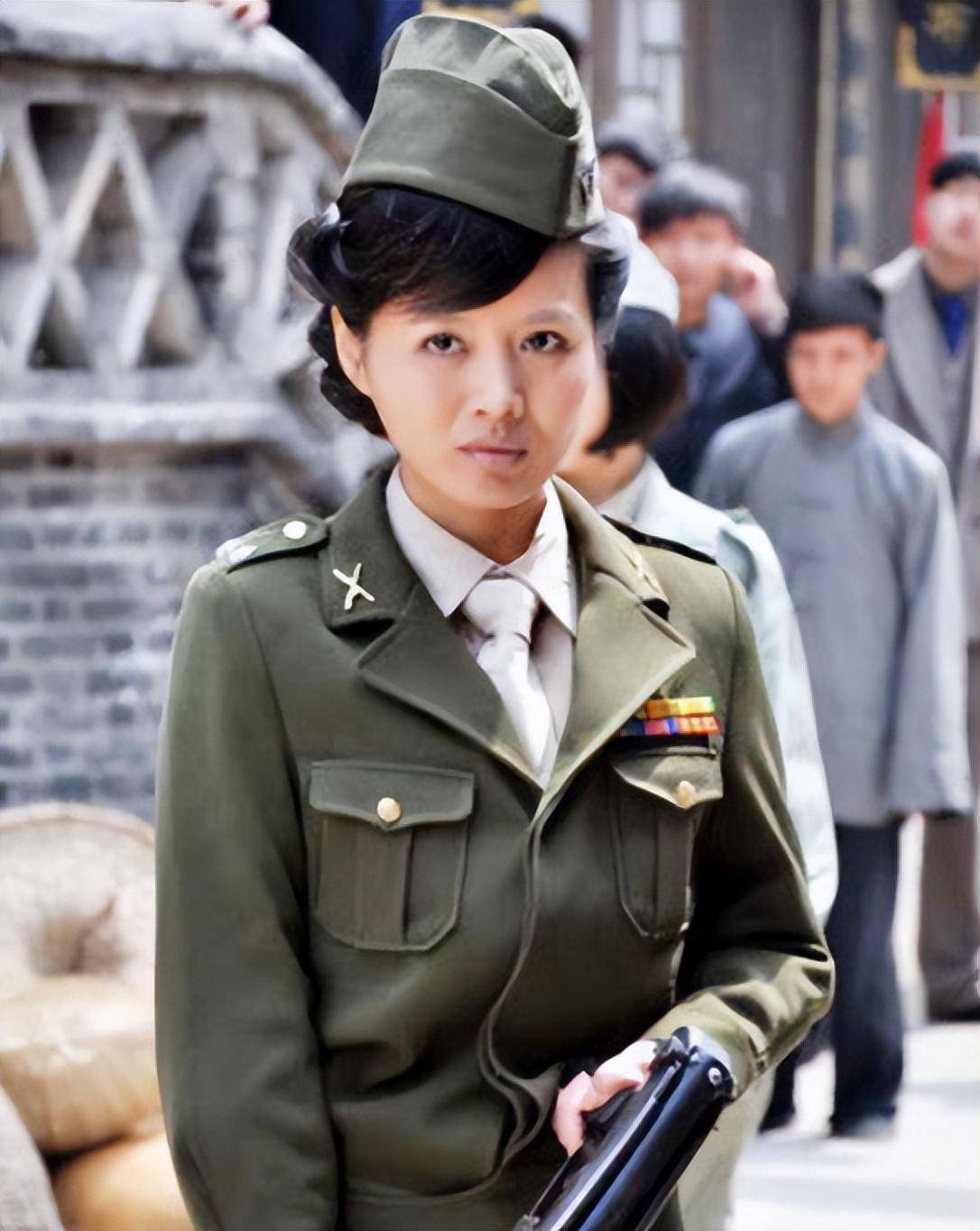 而傅程鹏呢可以说是沾了老婆的光,赚足了眼球