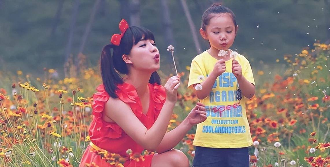红果果原名陈苏,出生在浙江一个比较富裕的家庭,从小就喜欢表演,常常