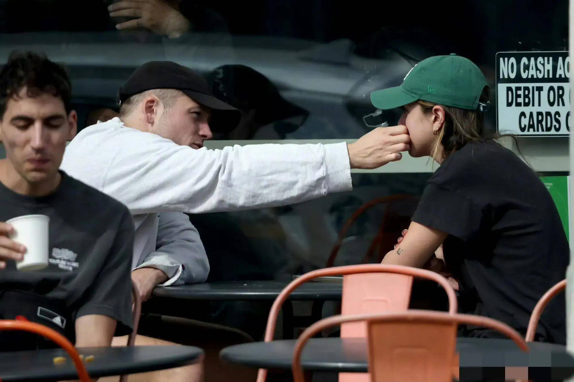 美国著名女演员汪可盈与"蛋蛋"taron egerton街边拥抱疑恋情曝光