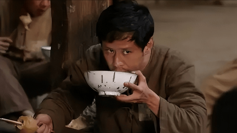 在此之后,他也开始慢慢走到大家眼前.剧组戴着铁面具