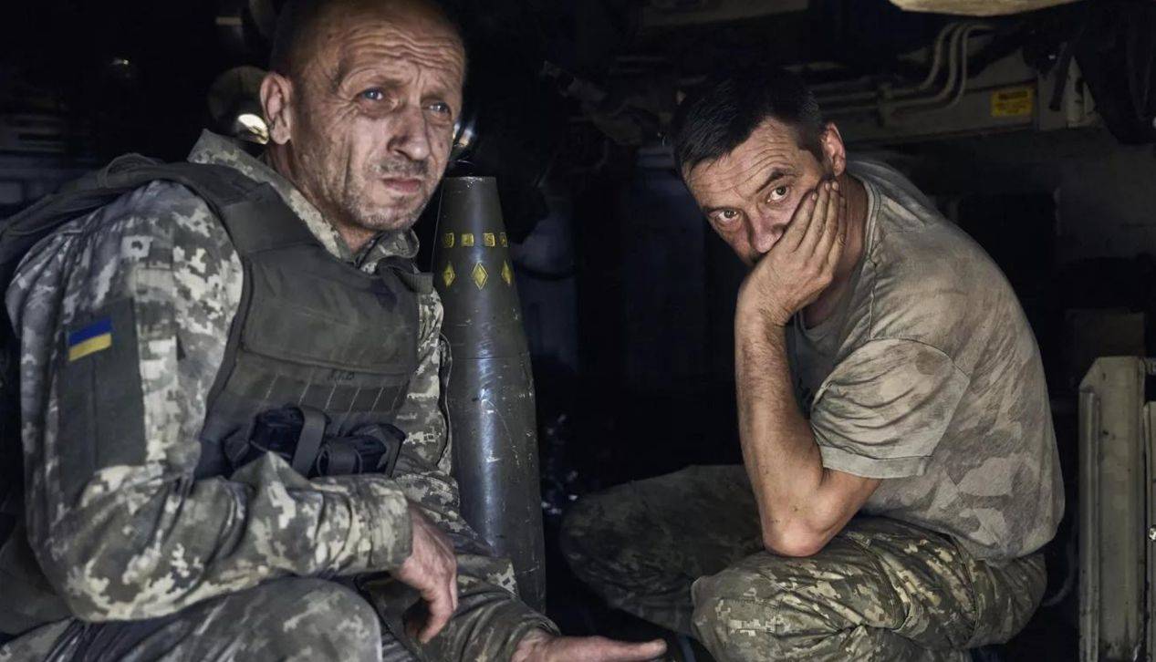 乌军10万大溃逃!西方援助难续命?泽连斯基的困局与出路